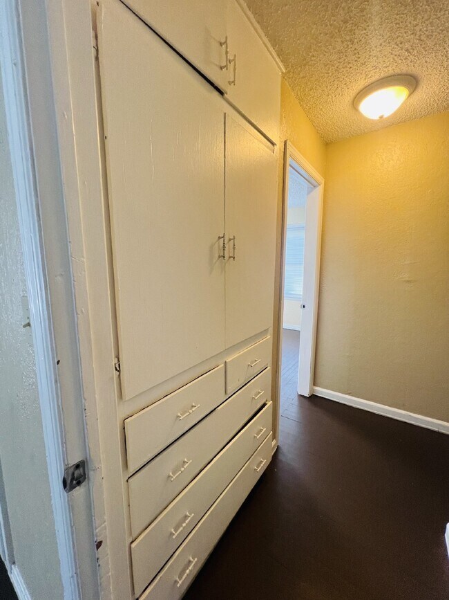 Building Photo - "Charming 3-Bed Home at 609 West Nagel Ave...