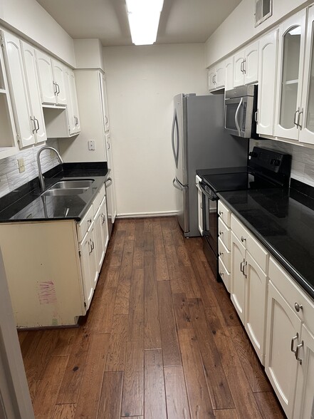 Kitchen - 361 N Post Oak Ln