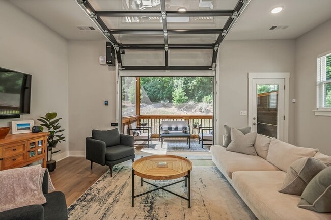 Building Photo - 207 Stonecrest Cir