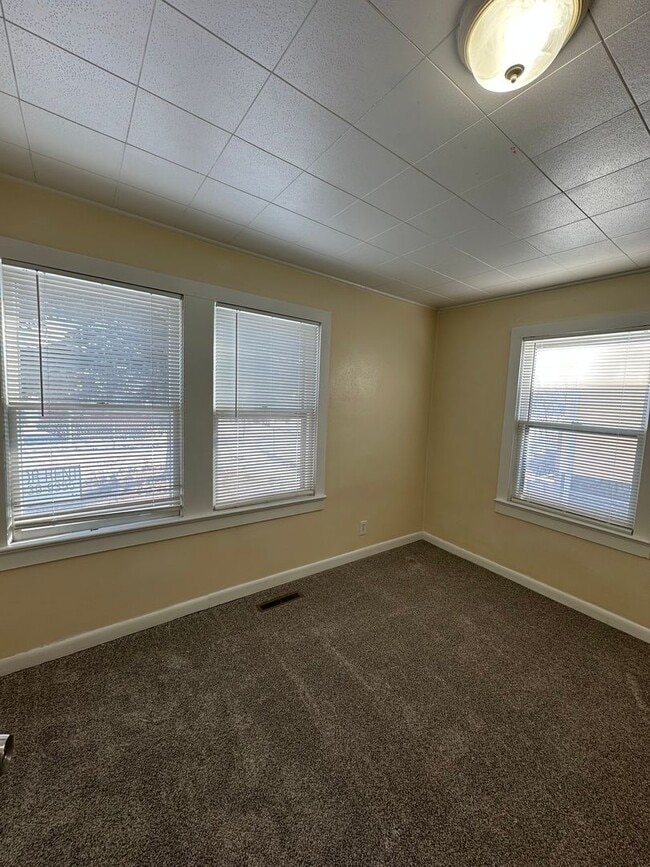 Building Photo - Renovated 2 bedroom, 1 bathroom home on Southside