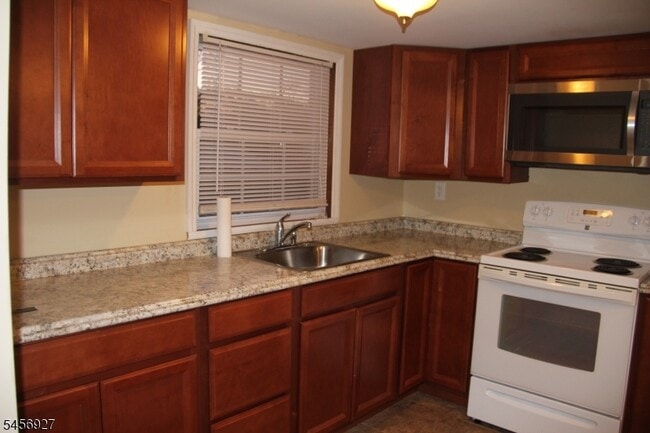 Building Photo - 31 Ringwood Ln