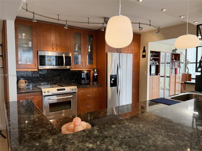 Building Photo - 800 Parkview Dr