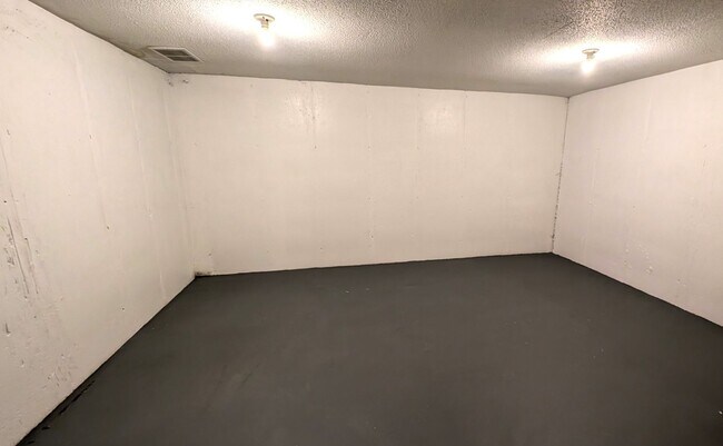 Building Photo - 17554 Parkwood Dr