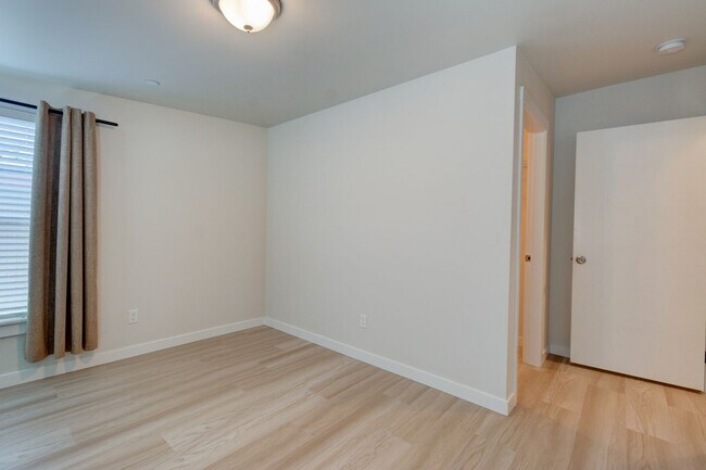 Building Photo - 2 Bedroom Luxury New Construction Cottage - Standalone Alone Home - Location Location Location