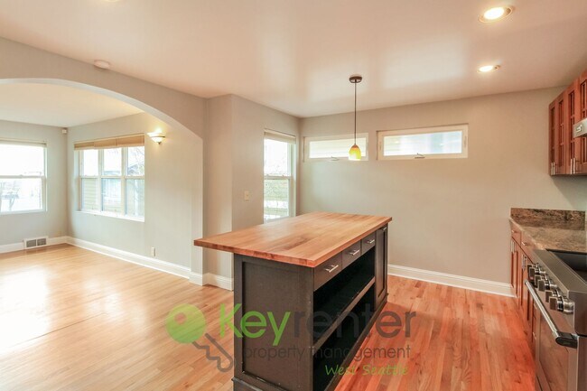 Building Photo - Stylish 4 Bedroom Steps from Shops, Cafes, and Parks