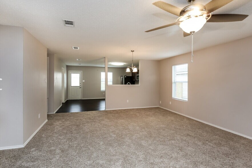 Building Photo - 565 Keble Dr