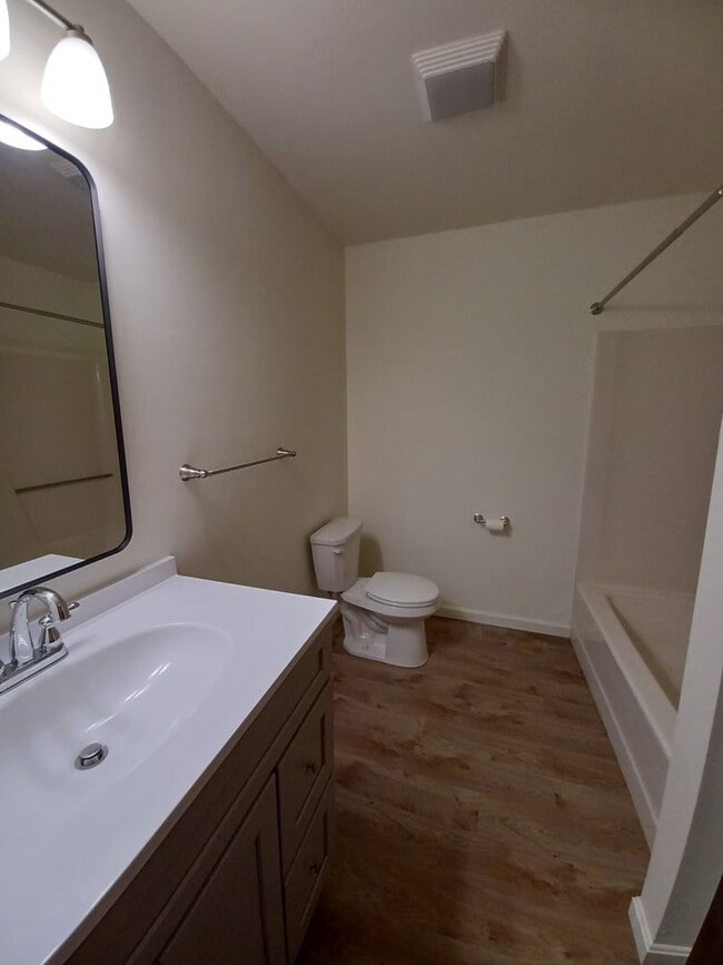 Building Photo - 2 Bedroom 1 Bathroom Apartment in Elizabethtown!