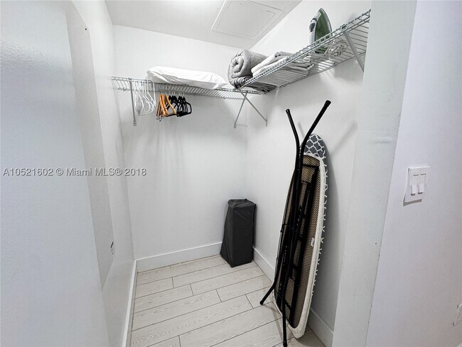 Building Photo - 2600 Hallandale Ave
