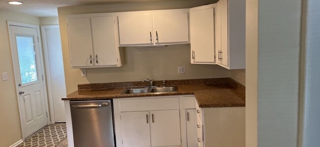Building Photo - 3 bedroom house 5 person occupancy Availab...
