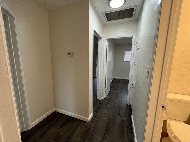 Building Photo - Lovely 3 Bedroom 1 Bath House with Garage