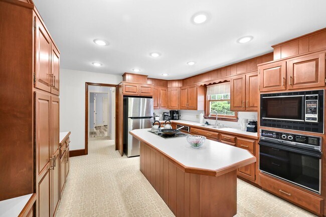 Building Photo - 684 Steinman Ct