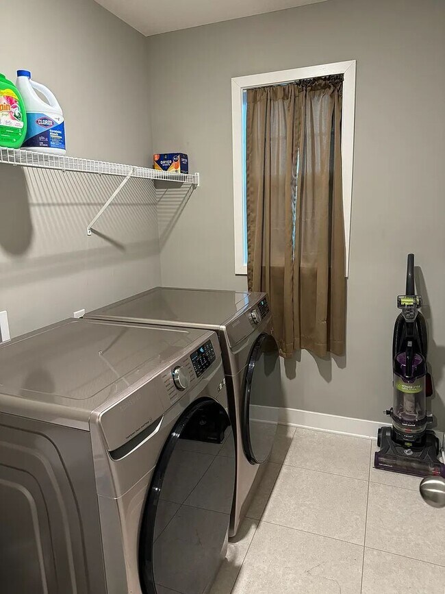 Building Photo - 4 bed house available in otsego!