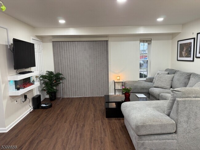 Building Photo - 751 Summer Ave