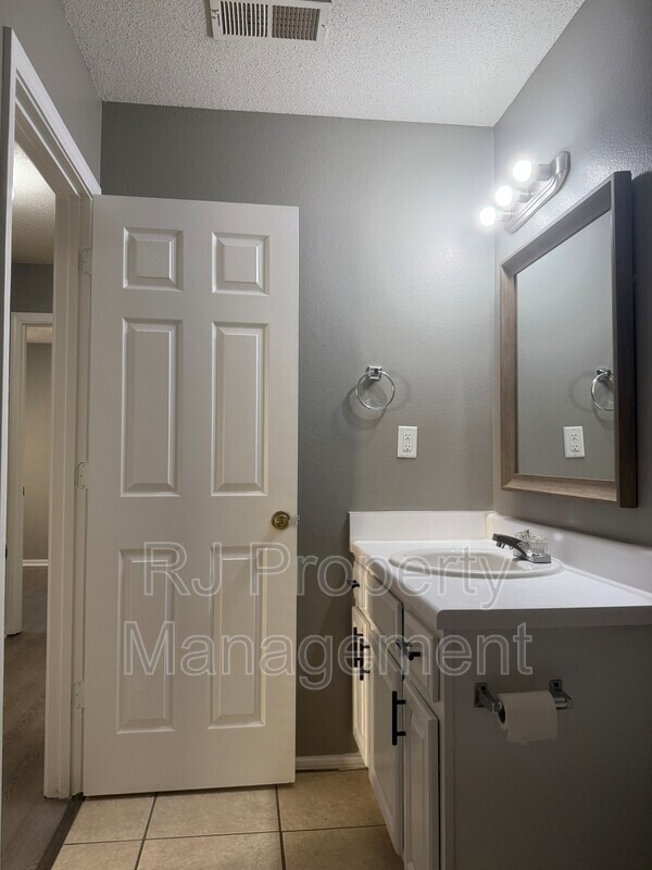 Building Photo - 4817 Royal Run Dr