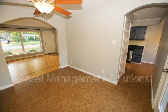 Building Photo - 723 Riderwood Dr