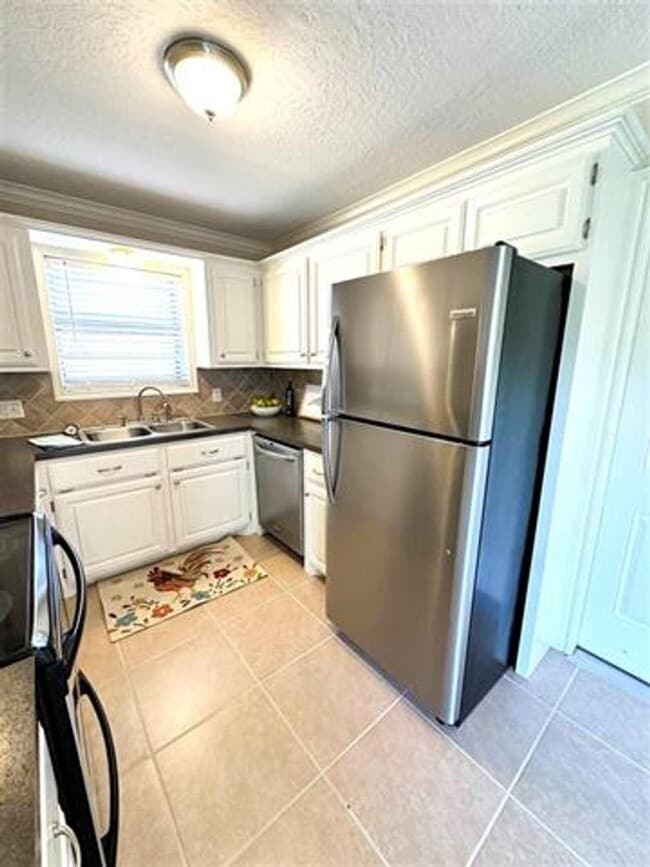 Building Photo - 4810 NW Hoover- AVAILABLE NOW!