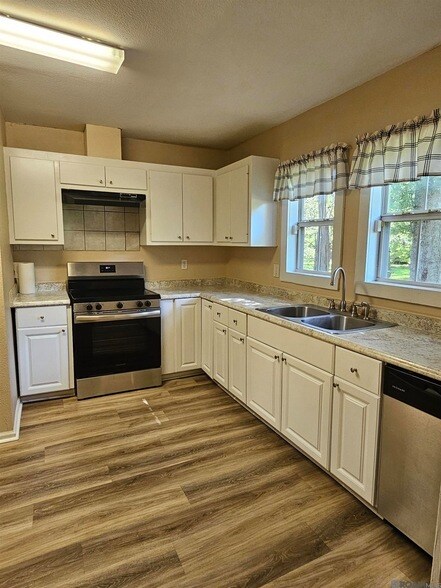 Building Photo - 1046 Sunshine Dr