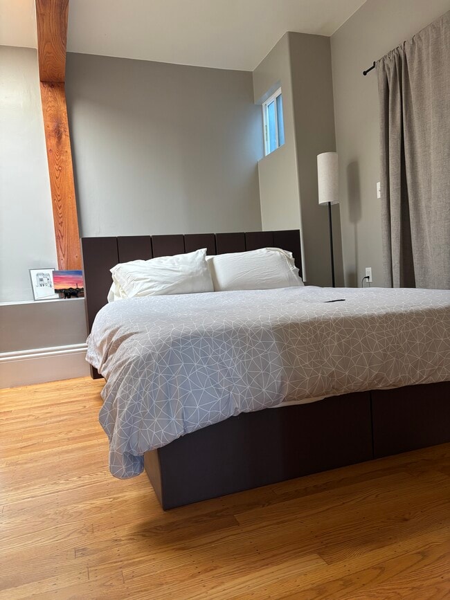 Building Photo - 79 Coleridge St