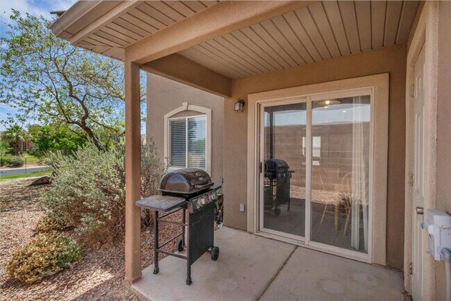 Building Photo - Hidden Valley Townhome!! END UNIT!