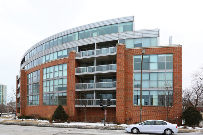 Building Photo - Grand Bend at Green Bay