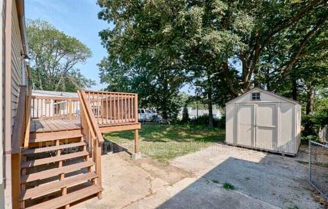 Building Photo - 9823 Meadowview Dr