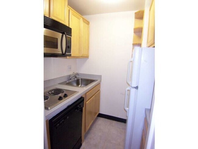 Building Photo - Unique Studio in Foggy Bottom with Solarium Near GW University and Hospital. An Exceptional Find!