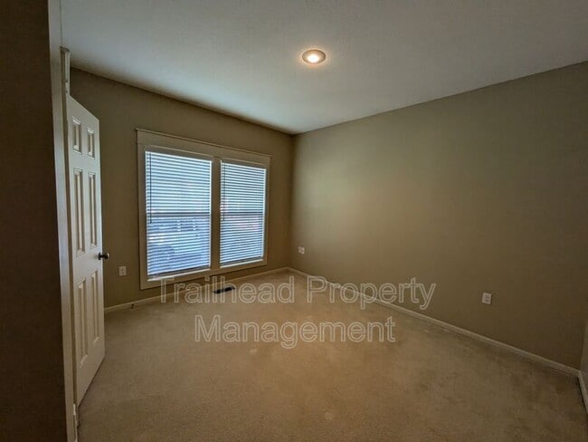 Building Photo - 609 E 29th Ave