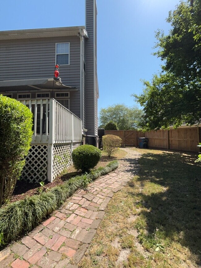 Building Photo - 1009 Ariel Ct