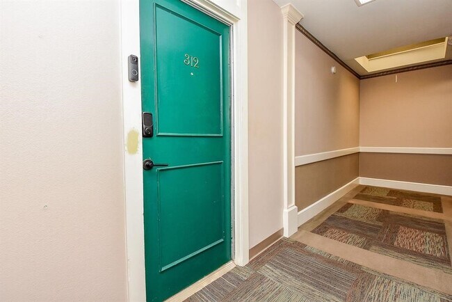 Building Photo - 357 N Post Oak Ln