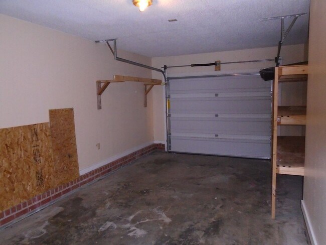 Building Photo - 3 bedroom in Hope Mills!