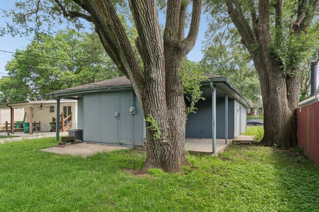 Building Photo - Charming Mid-Century Ranch Home Available Now!  1st Month's Rent is FREE!*