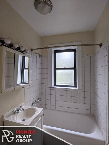 Building Photo - 4542 N Damen Ave