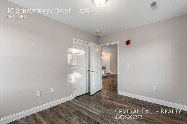 Building Photo - 10 Strawberry Dr