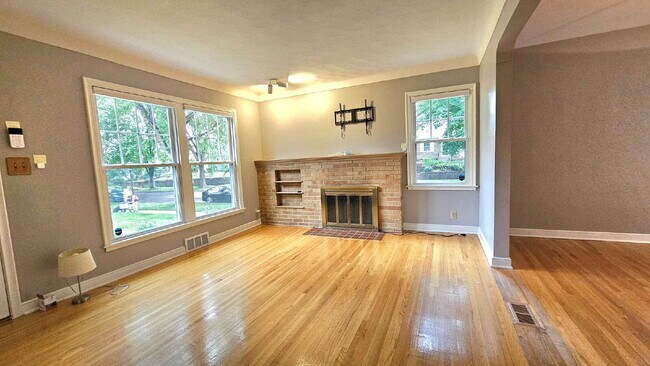 Building Photo - "Charming 3-Bed Home in Saint Paul - Cozy 1,385 Sq. Ft. Retreat!"