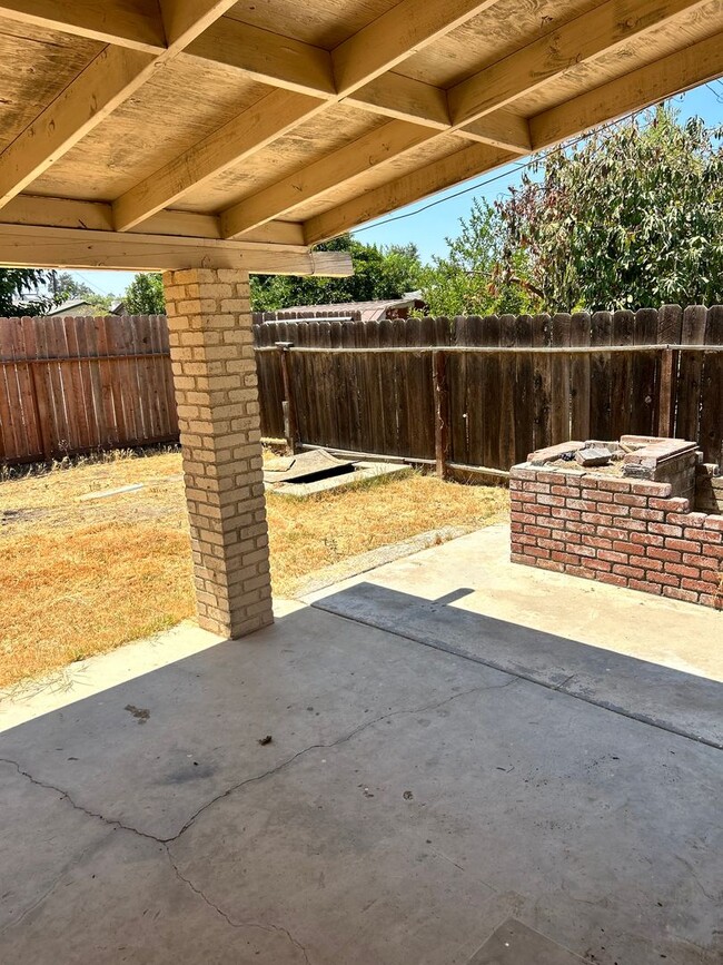 Building Photo - Single Family Home