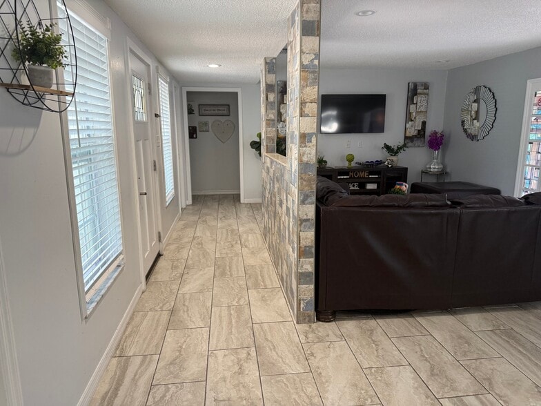 Building Photo - 914 W Cimmeron Dr