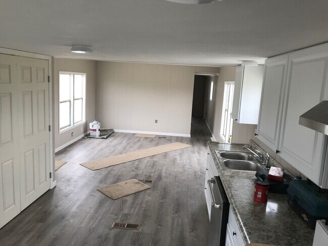 Building Photo - 2 Bedrooms with 2 Bathrooms Home on Large ...