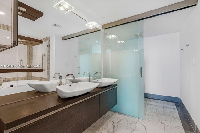 Primary Photo - 200 Biscayne Blvd Way