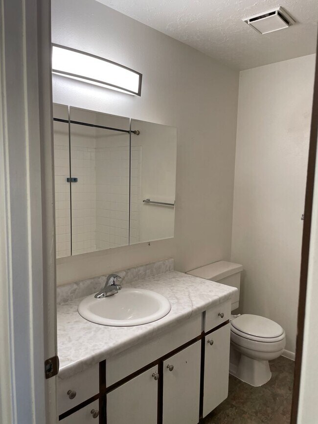 Building Photo - 2 Bedroom, 1.5 Bathroom Twin Home in West ...