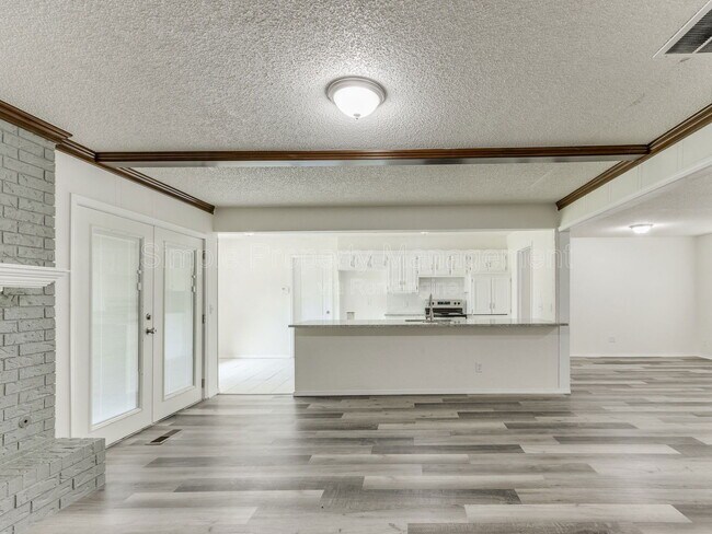 Building Photo - 704 Pepperdine Ave