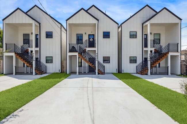 Building Photo - 9806 A/B Pelsey St