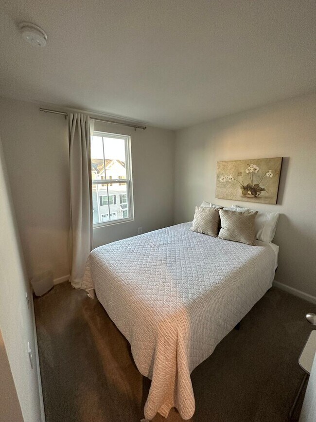 Building Photo - FULLY FURNISHED like-new Townhouse w/ Garage