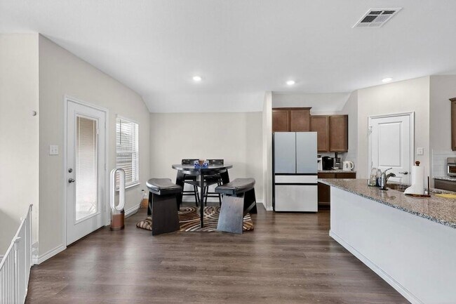 Building Photo - 504 Willow View Way