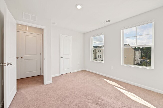 Building Photo - Charming 3-bedroom, 3.5-bathroom townhouse...