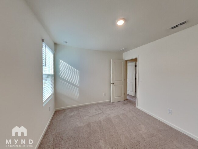 Building Photo - 424 Cottontail Ln