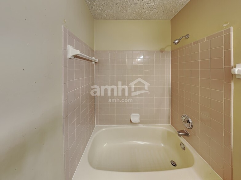 Building Photo - 808 Gascony Dr