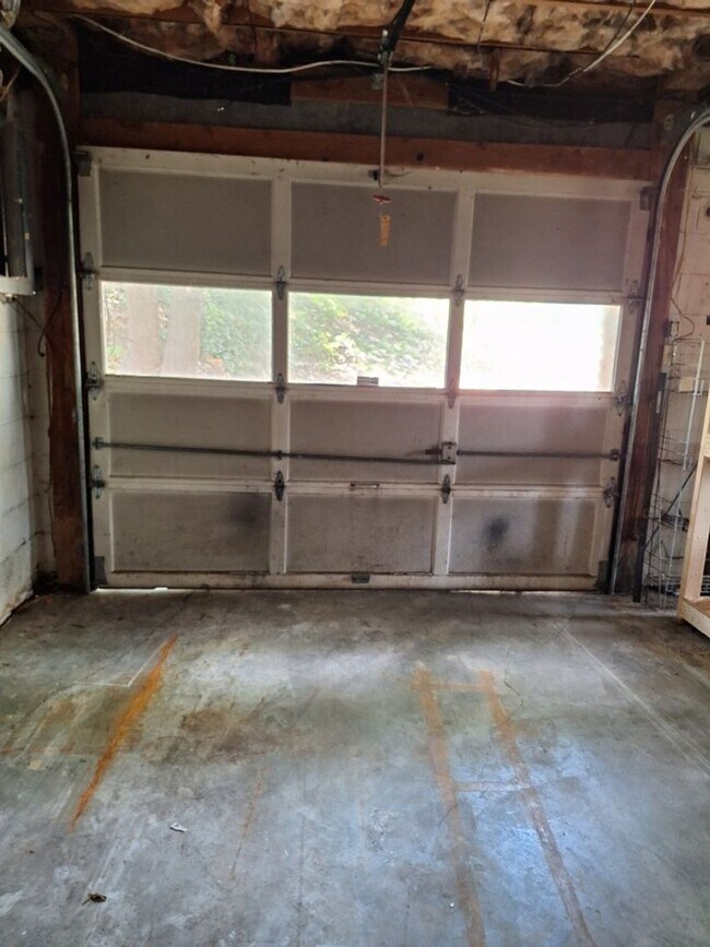 Building Photo - Basement Rancher located in Farragut