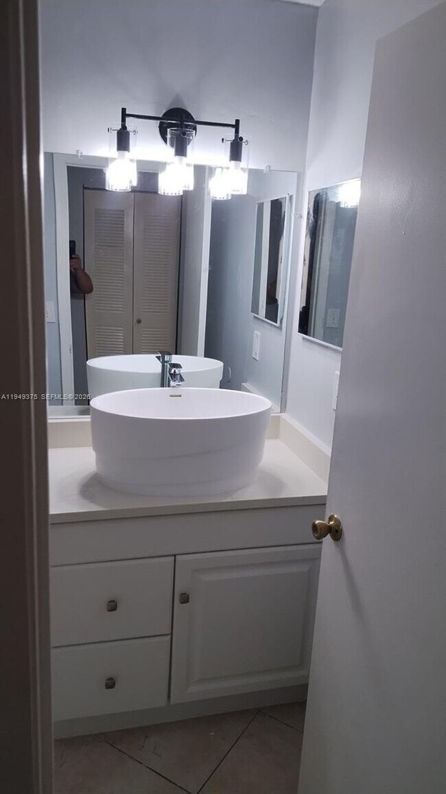 Building Photo - 9999 Summerbreeze Dr