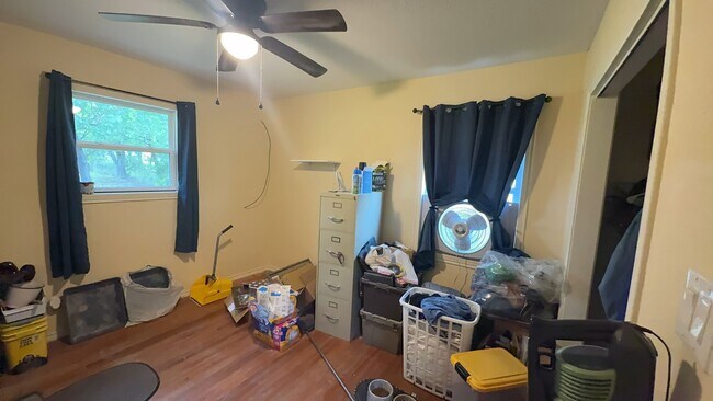 Building Photo - 3-bedroom 1-bathroom house!
