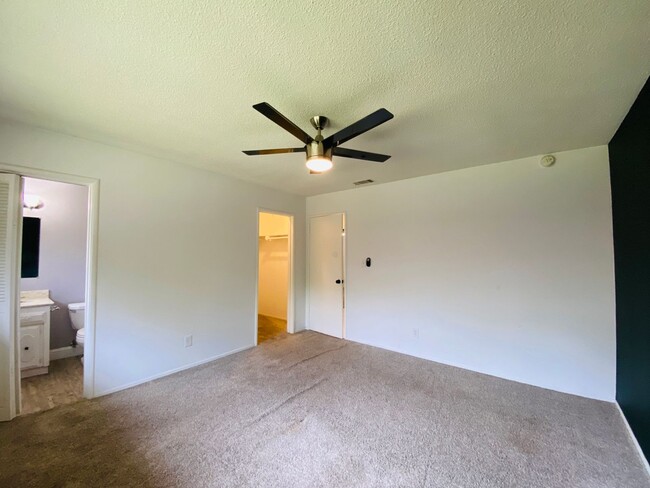 Building Photo - $2,100 Charming 3 Bedroom Home With 2 Livi...